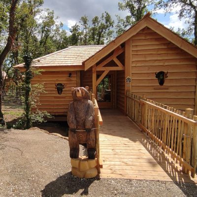Les Nuits Safari Peaugres : séjour insolite en cabane perchée tout confort au dessus des ours noirs et loups arctiques